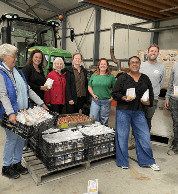 Thumbnail for news post `Makado Schagen kleurt oranje tegen geweld tegen vrouwen`